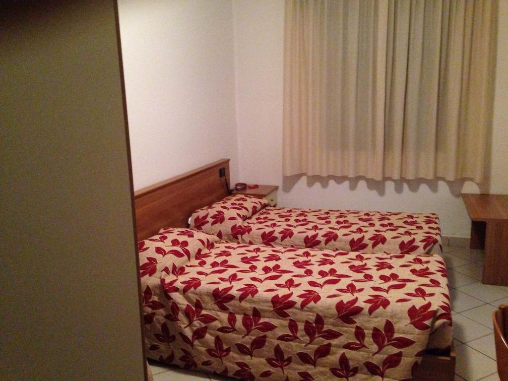 Arlecchino Otel Castel San Pietro Terme Oda fotoğraf